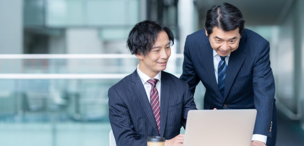 仕事をしている上司と部下